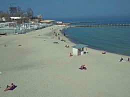 Пляжный сезон в Одессе: девушки в бикини уже греются на солнце