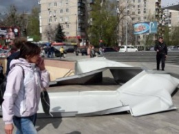 В Киеве возле метро «КПИ» ветер сорвал часть металлоконструкции здания нового ТЦ (ФОТО)