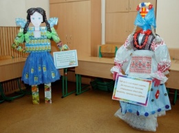 Арт-инсталляция: в Днепре показали куклы из мусора