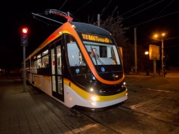 Ночью в Днепре тестировали новый современный трамвай