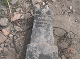 В Запорожской области на территории завода обнаружили надгробие 19 века