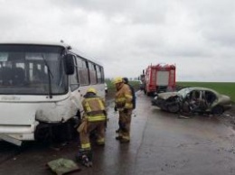 Под Марьинкой авто столкнулось с автобусом, есть жертвы: жуткие кадры