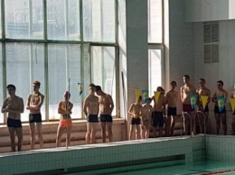 Славянск отметил лучших пловцов среди детей-сирот региона