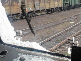 В Бердянске группа наркоманов забросала камнями локомотив