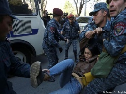 В Ереване задержаны более 100 человек