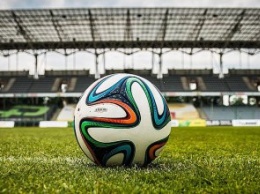 Президент ФФУ Андрей Павелко представил юными днепровским футболистам Кубки Лиги чемпионов