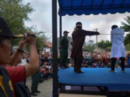 В Индонезии женщину публично избили плетьми за секс вне брака