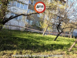 В Киеве, на Оболони, из окна 12 этажа выпала женщина