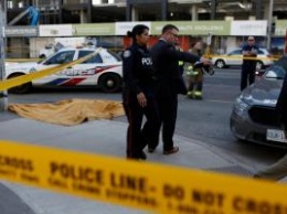 В Торонто микроавтобус протаранил толпу людей, 10 человек погибло