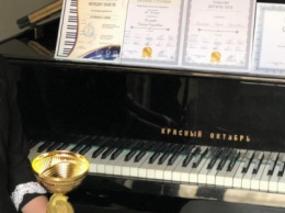 В Днепре на брют-экскурсии собрали 8500 грн для талантливой пианистки