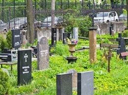 Кладбище на выезде из Павлограда утопает в мусоре