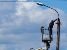 В поселке возле линии разграничения появилось уличное освещение (ФОТО)