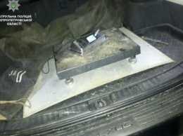 В Днепре поймали коммунальщиков на Lexus, которые пытались сдать трамвайные рельсы на металл