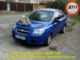 В Киеве за ночь варварски "наказали" двух владельцев припаркованных авто