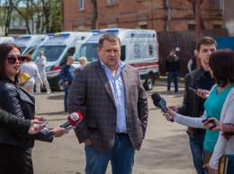 Новые кареты скорой помощи: Борис Филатов вручил ключи десяти водителям