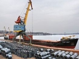 Малые глубины Днепра ограничивают перевозку металла по реке