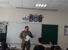 В Покровске военкомат призывает будущих выпускников школ стать абитуриентами военных вузов