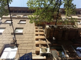 Центр Одессы: на посеителей кафе с небес свалился мужчина (ФОТО)