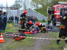 На базе Павлоградского химзавода спасатели провели тактико-специальные учения (ФОТО)