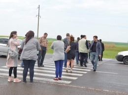 Татарбунарцы возмутились «убитыми» дорогами и перекрыли трассу Одесса - Рени