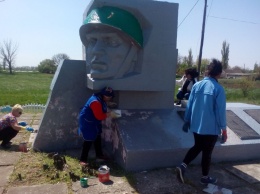 Памятник советским воинам благоустроили в селе Магазинка Красноперекопского района
