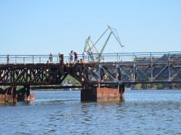В Николаеве 12-летний мальчик прыгал с моста и повредил ногу