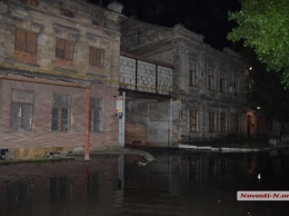 В Николаеве канализация затопила улицу: местные жители обкладывают дома мешками с песком
