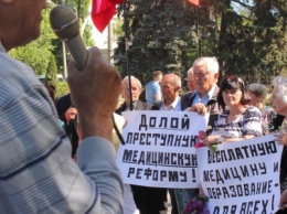 Запорожские коммунисты с красными флагами провели митинг к 1 мая: к «вечному огню» на Свободы пришли полсотни людей, - ФОТОРЕПОРТАЖ