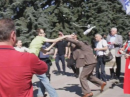 Обливания кефиром и угрозы "свергнуть власть": в Харькове прошел митинг пророссийских организаций
