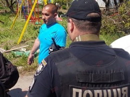 Нет детской площадке: житель Бердянска пытался помешать установить игровой комплекс