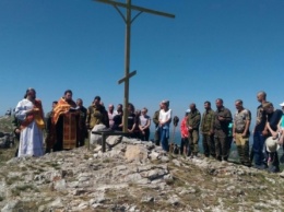 В Крыму на Чатыр-Даге восстановили спиленный вандалами крест