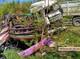 Под Николаевом зерновоз протаранил автобус ВСУ и маршрутку