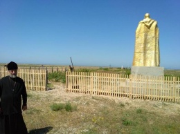 На острове Бирючий геничане привели в порядок мемориал погибшим десантникам