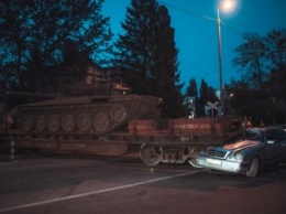 В Киеве легковушка столкнулась с поездом, перевозившим танк (фото, видео)