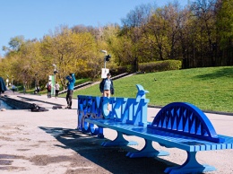 Привет из будущего отпуска: в Москве установили скамейки "Крымский мост"