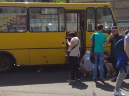 В центре Днепра маршрутка сбила пожилую женщину: образовалась пробка (ФОТО)