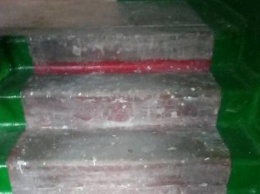 На Березняках подъезд пострадал от ремонтников: испортили пол и плохо покрасили стены
