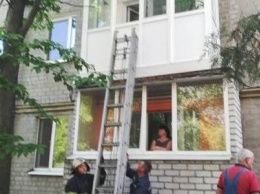 В Кременчуге 2-летняя малышка заперлась в квартире, пока бабушка разговаривала с соседкой (ФОТО)