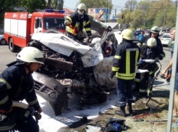 Новые подробности ДТП с фурой в Днепре: пострадали три человека, повреждены 14 машин