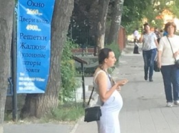 Запорожцы активно обсуждают беременную, которая на рынке на коленях просит милостыню (ФОТО)