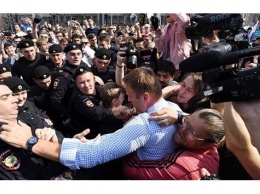 В центре Москвы проходит несогласованный митинг, есть задержанные