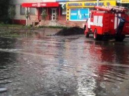 Первый весенний ливень затопил проезжую часть в Кременчуге (ФОТО)