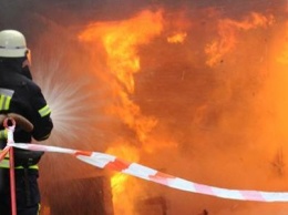 В Мариуполе дотла сгорело заброшенное здание