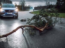 Volvo Trucks и Volvo Cars анонсировали Connected Safety - интеллектуальный сервис по предупреждению дорожных происшествий