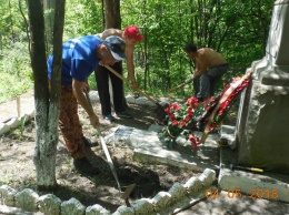 Сотрудники МЧС продолжают работу по облагораживанию памятных мест, находящихся в удаленной горно-лесной местности