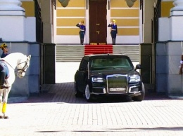 Путин впервые приехал на инаугурацию в лимузине российского производства. Что известно о "Путиномобиле"