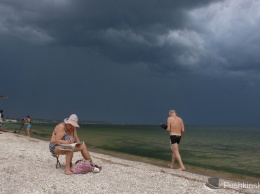 В ожидании стихии: на Одессу надвигается огромная грозовая туча. Фото, видео
