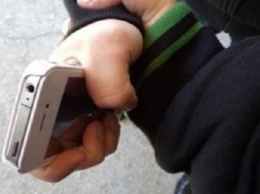 На Днепропетровщине у мужчины отобрали телефон на улице