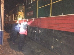 На Одесской железной дороге машинист и его помощник воровали дизельное топливо