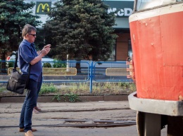 ЧП в Днепре: трамвай задел пенсионерку и помял два авто